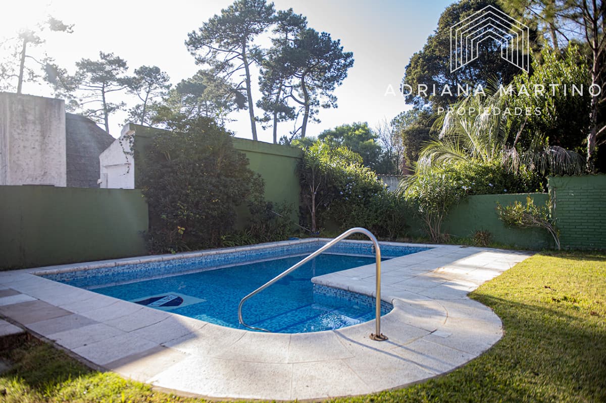 Muy linda casa en venta, zona inmejorable, 3 dormitorios y servicio