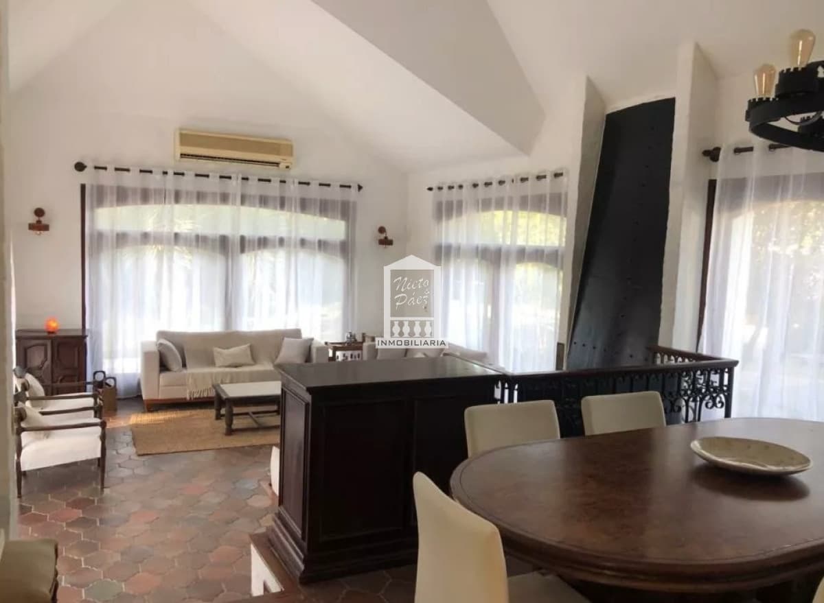 Vende espectacular casa en Lugano de 3 dormitorios, con piscina y parrillero.