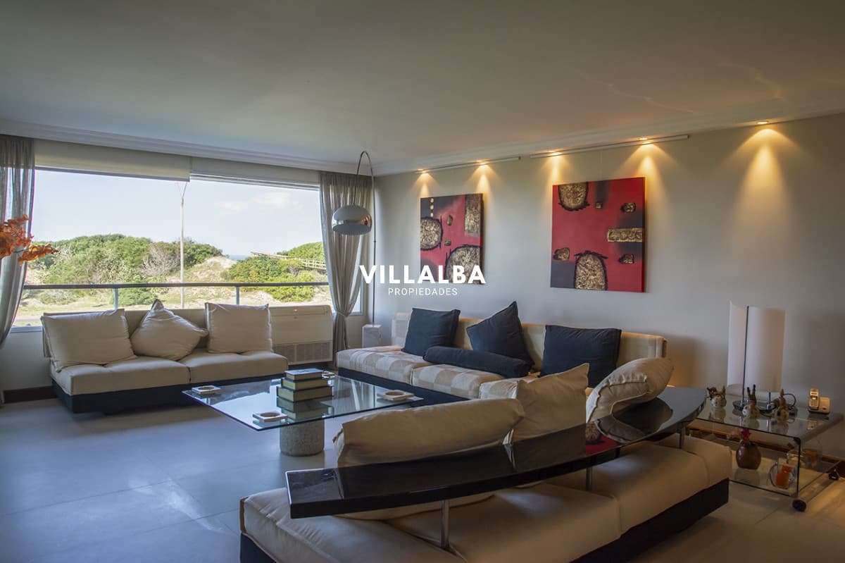 Apartamento de 4 dormitorios en Punta del Este frente al mar en Playa Brava