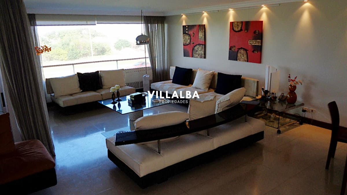 Apartamento de 4 dormitorios en Punta del Este frente al mar en Playa Brava