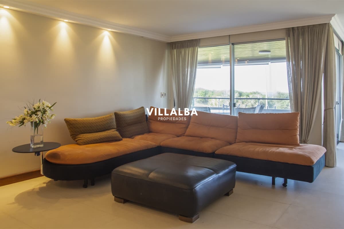 Apartamento de 4 dormitorios en Punta del Este frente al mar en Playa Brava