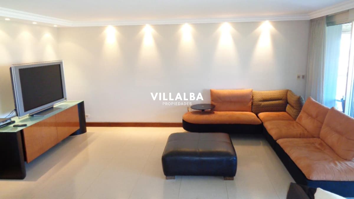 Apartamento de 4 dormitorios en Punta del Este frente al mar en Playa Brava