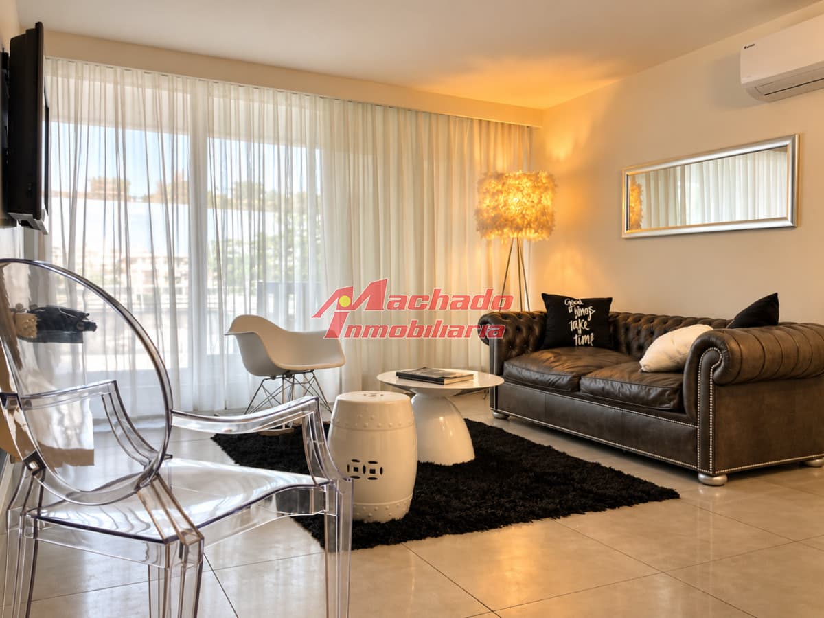 Apartamento de 1 Dormitorio y medio con Terraza Privada de 100 m² en Roosevelt - Punta del Este