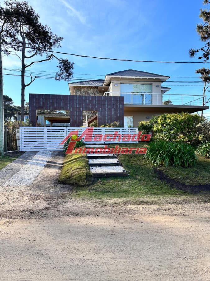 Casa de 6 dormitorios en venta proximo al mar, Montoya