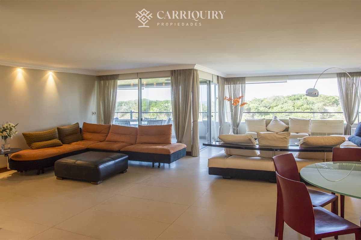 Apartamento de 4 dormitorios en Punta del Este frente al mar en Playa Brava  -