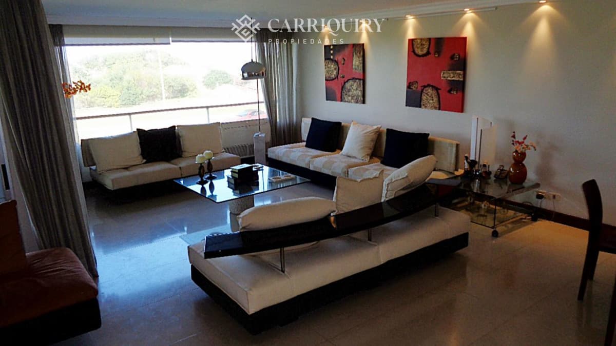 Apartamento de 4 dormitorios en Punta del Este frente al mar en Playa Brava  -