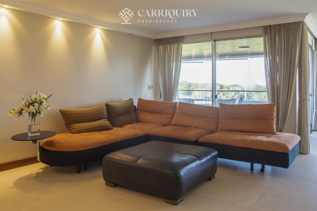 Apartamento de 4 dormitorios en Punta del Este frente al mar en Playa Brava  -