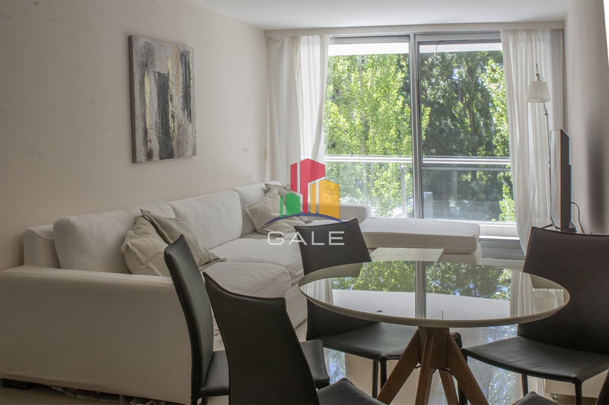 Gale Propiedades & Escribanía Apartamento ID.4700 - Apartamento en Venta de 2 dormitorios en Punta del Este Sobre Roosevelt