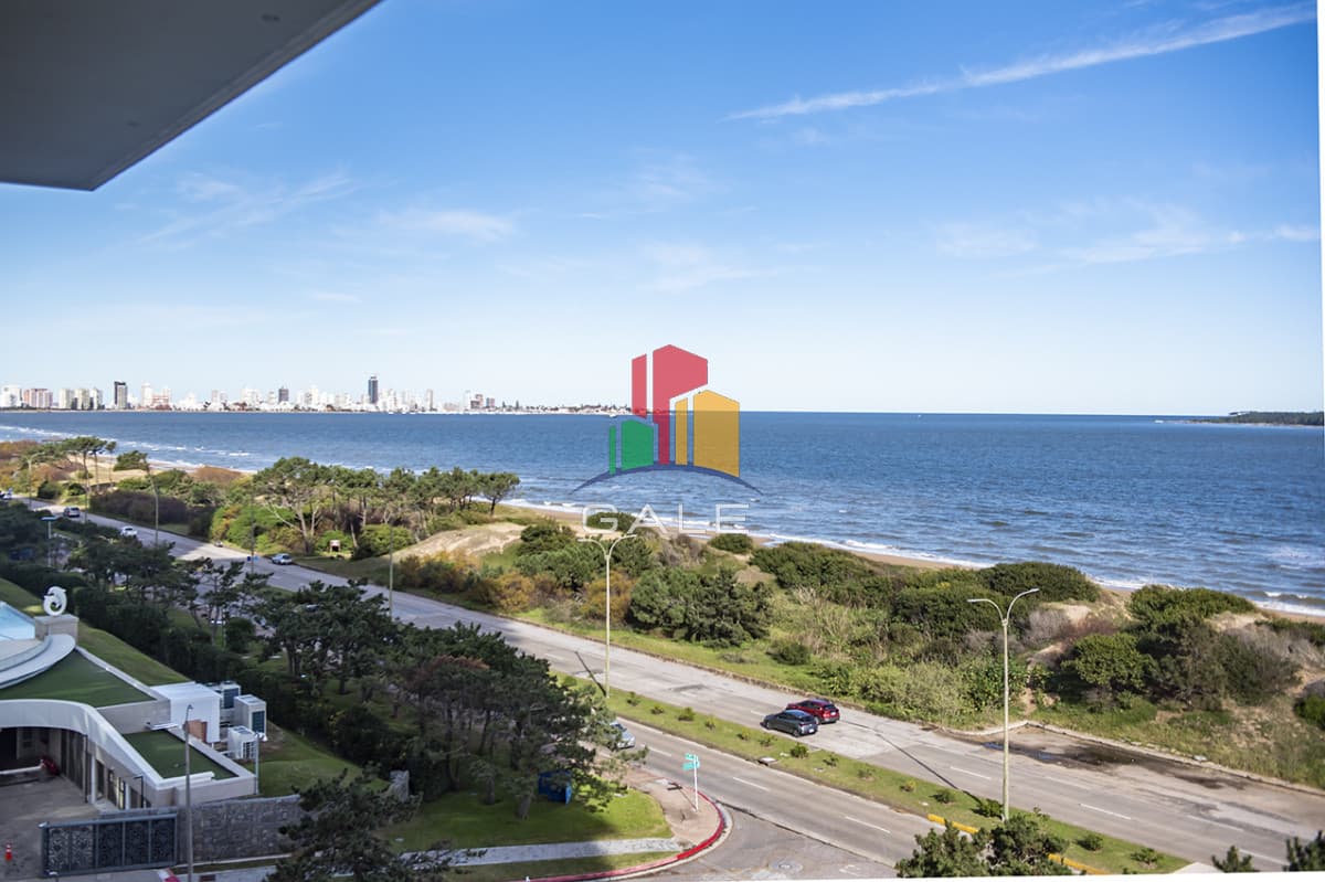 Gale Propiedades & Escribanía Apartamento ID.1885 - Gran oportunidad, departamento frente al mar con vista a la bahia en venta. Torre Venetian.