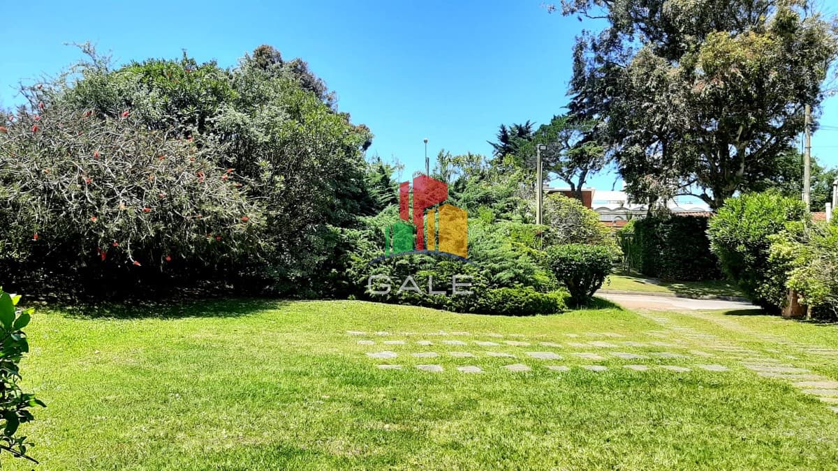 Gale Propiedades & Escribanía Casa ID.3735 - Casa de 4 dormitorios en venta en Playa Mansa, Punta del Este