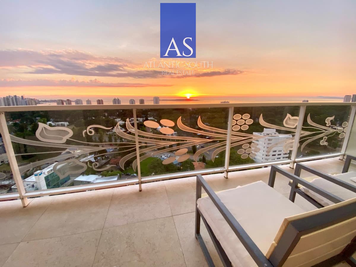 Piso alto 2 dormitorios con vista al mar y servicios Punta del Este