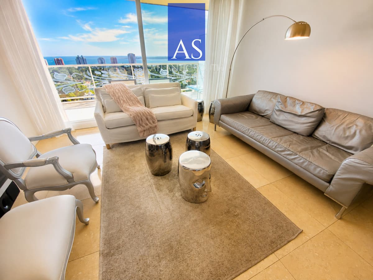 Piso alto 2 dormitorios con vista al mar y servicios Punta del Este