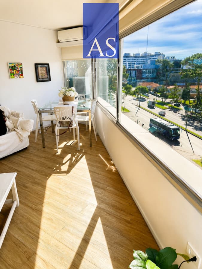Apartamento de 2 Dormitorios reciclado con garage en Roosevelt Punta del Este