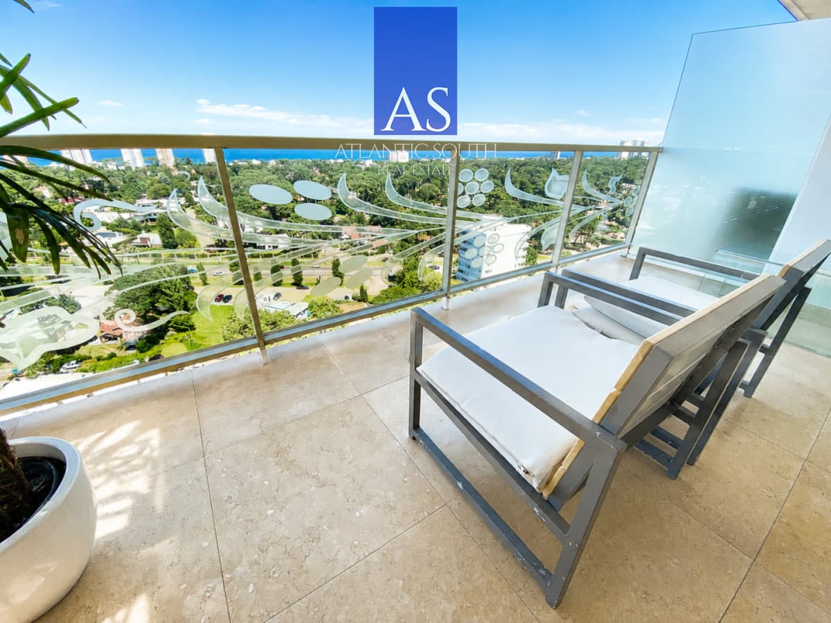 Piso alto 2 dormitorios con vista al mar y servicios Punta del Este