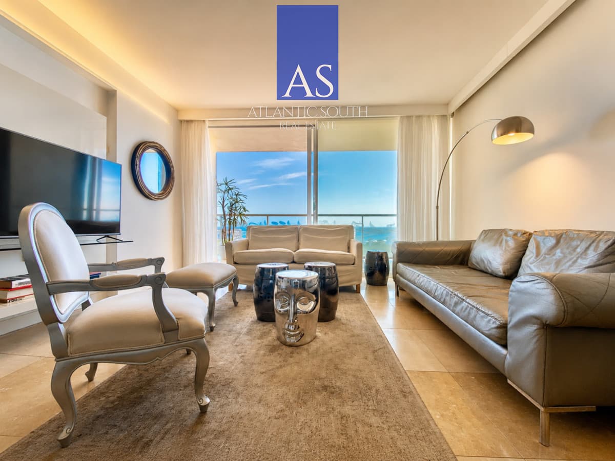 Piso alto 2 dormitorios con vista al mar y servicios Punta del Este