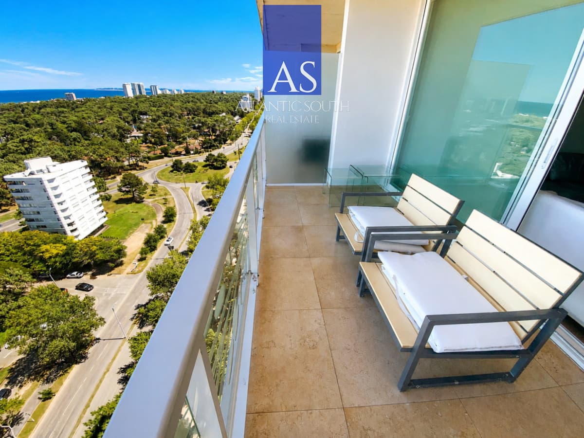 Piso alto 2 dormitorios con vista al mar y servicios Punta del Este