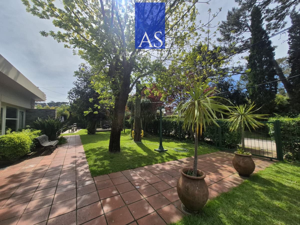 Casa de 4 dormitorios construcción tradicional gran terreno Punta del Este