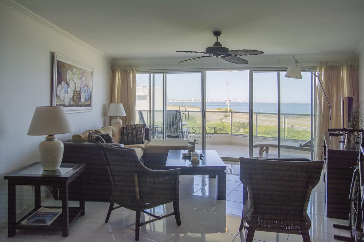 Apartamento ID.2044 - Apartamento en venta frente al mar, de 3 dormitorios en Punta del Este