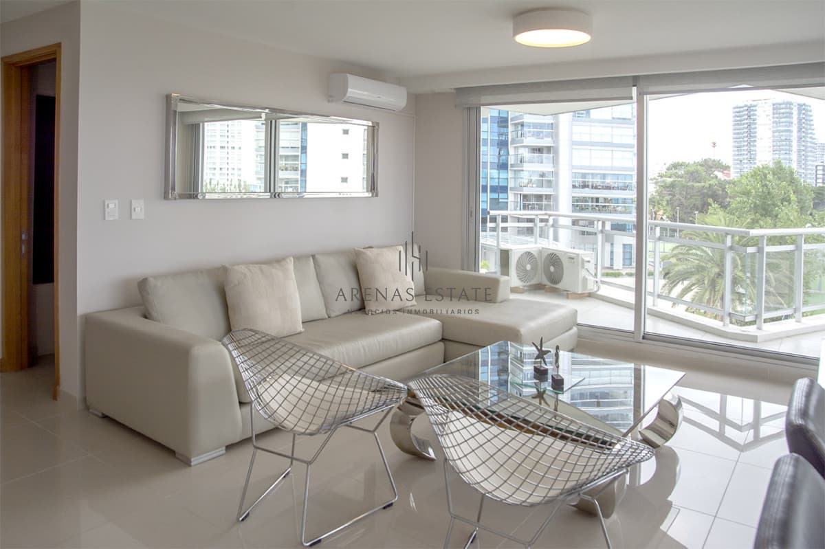 Apartamento ID.4370 - Apartamento de 3 Dormitorios en Playa Mansa en venta  - A Pasos del Mar
