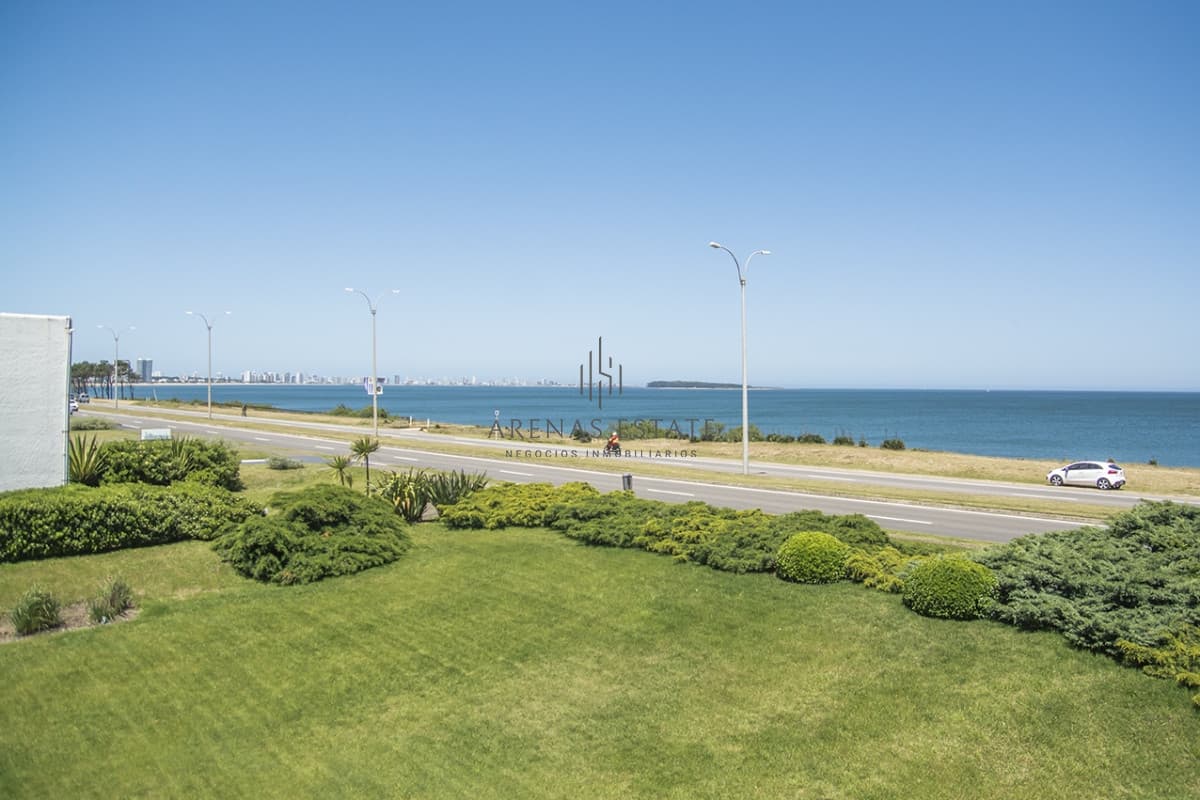 Apartamento ID.2044 - Apartamento en venta frente al mar, de 3 dormitorios en Punta del Este