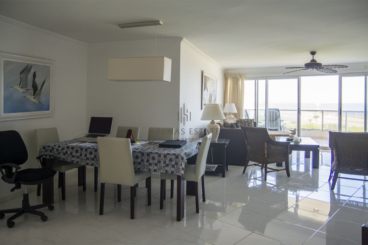 Apartamento ID.2044 - Apartamento en venta frente al mar, de 3 dormitorios en Punta del Este