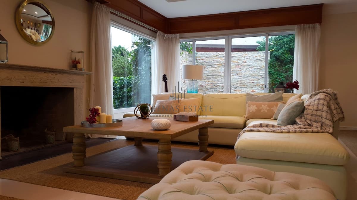 Casa ID.3949 - VENDE EXCELENTE CASA DE 4 DORMITORIOS EN PLAYA MANSA, PUNTA DEL ESTE