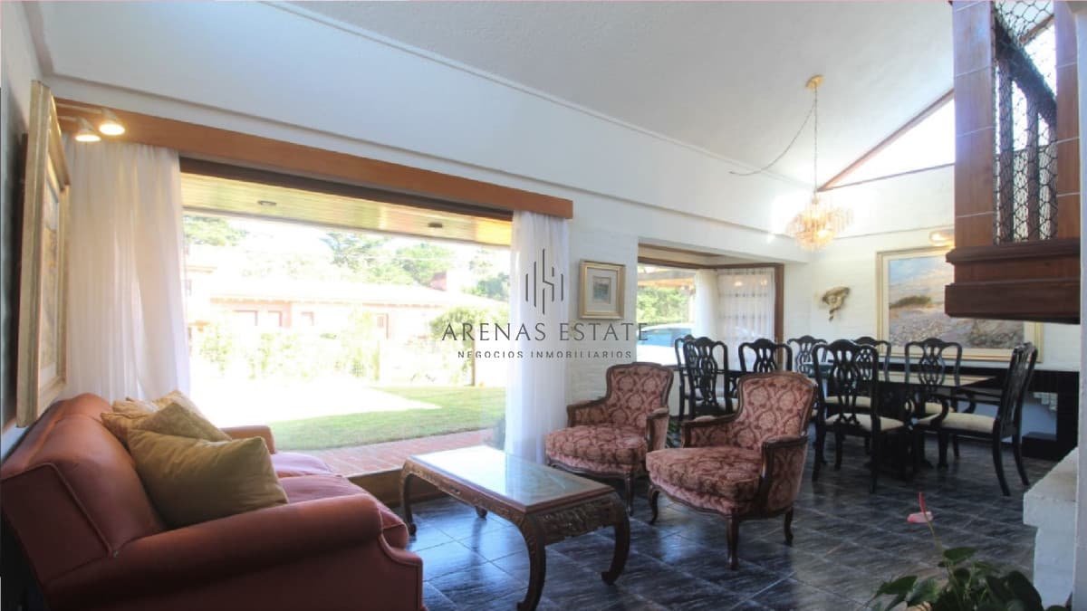 Casa ID.2429 - Casa en venta en playa Brava a solo 100 mts del mar. 4 dormitorios + dep.