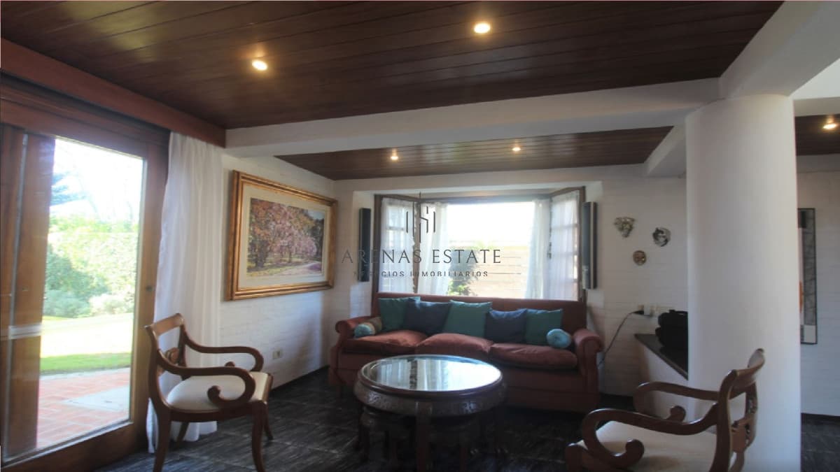 Casa ID.2429 - Casa en venta en playa Brava a solo 100 mts del mar. 4 dormitorios + dep.