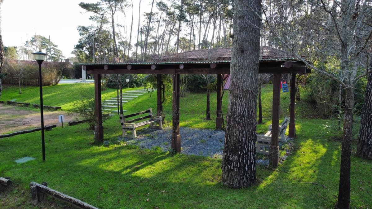 Terreno ID.4362 - Vende en Pinares, derechos de sobre elevar en agradable entorno