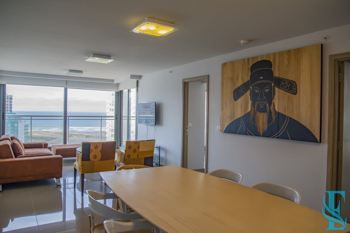 Apartamento de 2 dormitorios en venta en Torre moderna a metros del mar.