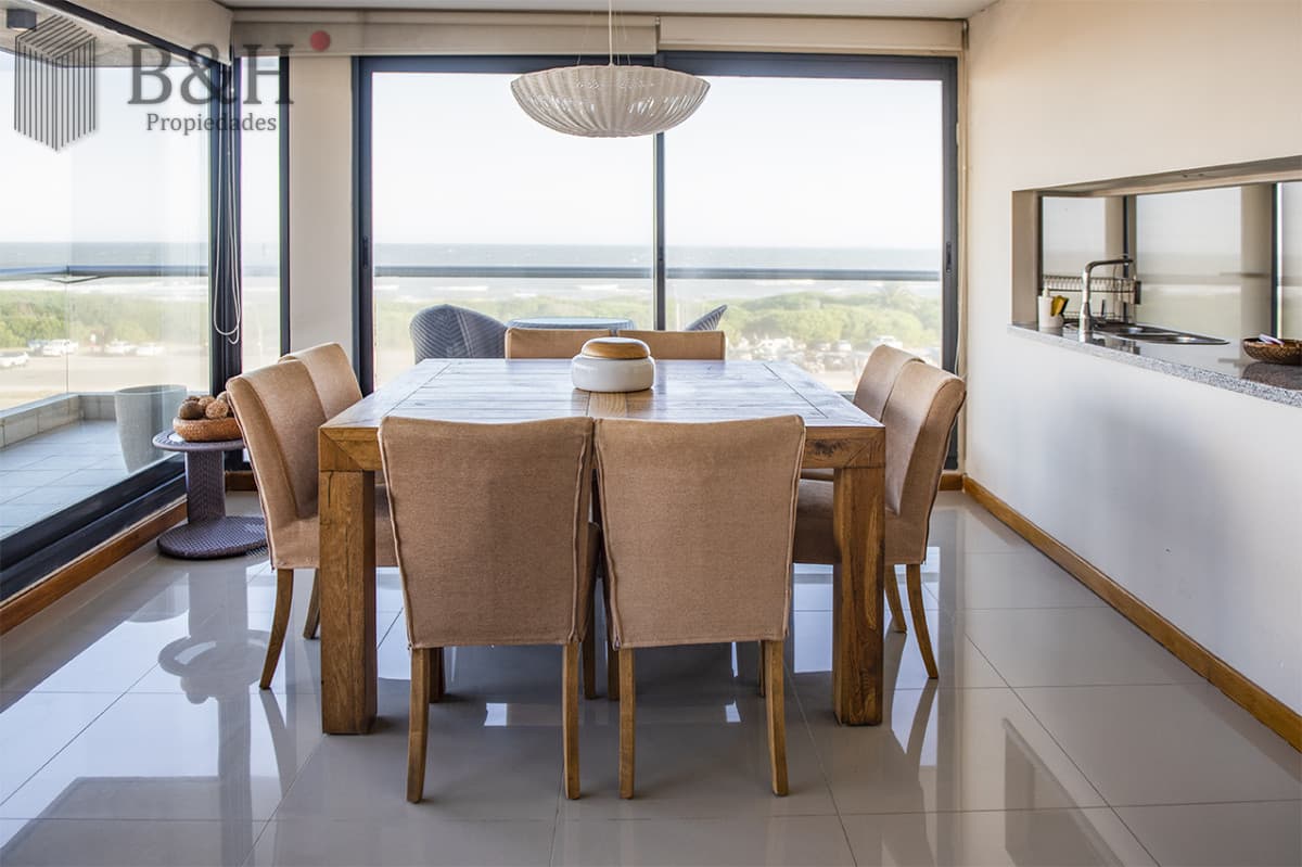 Apartamento Penthouse, frente al mar, playa brava, 3 dormitorios con hermosa vista