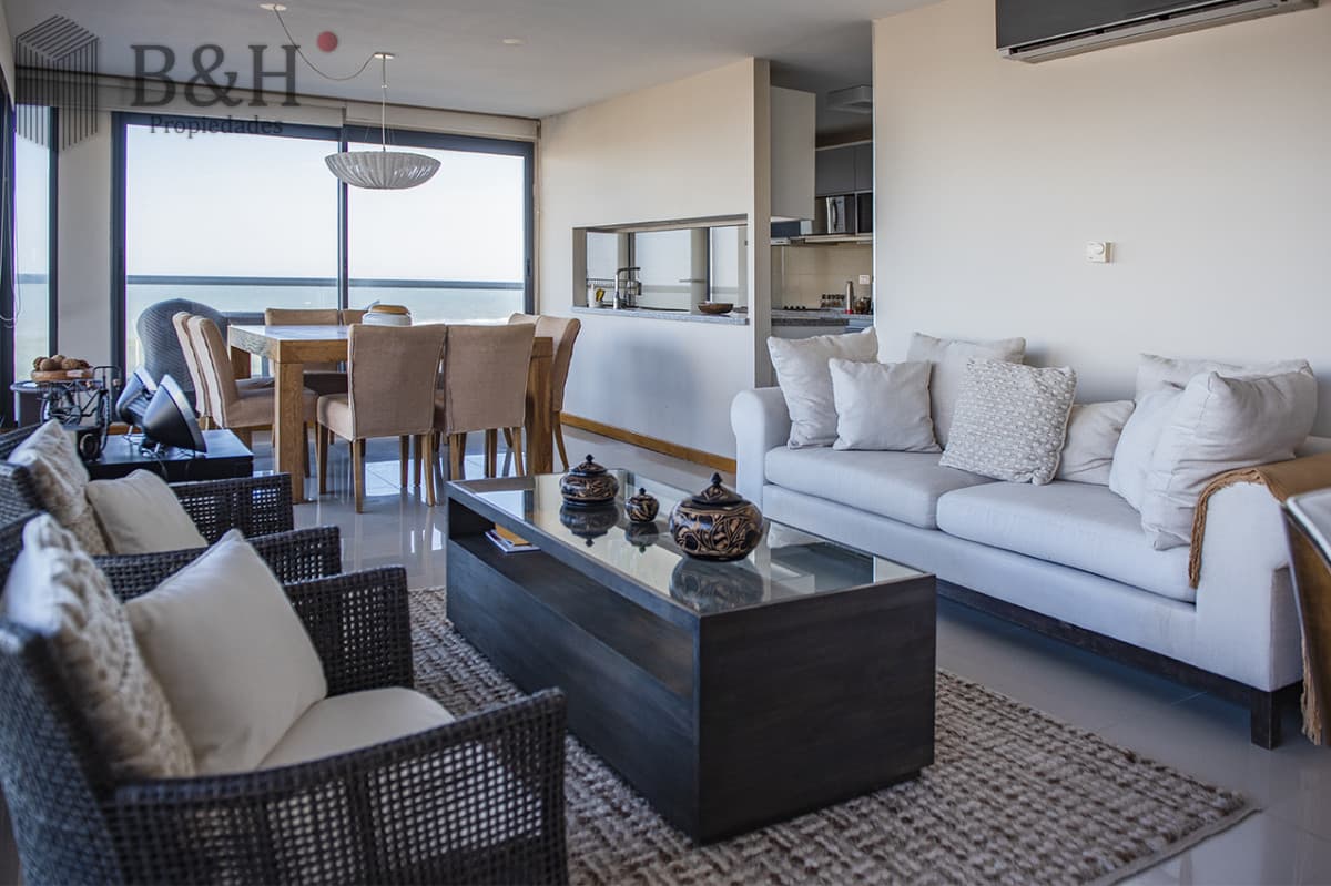 Apartamento Penthouse, frente al mar, playa brava, 3 dormitorios con hermosa vista