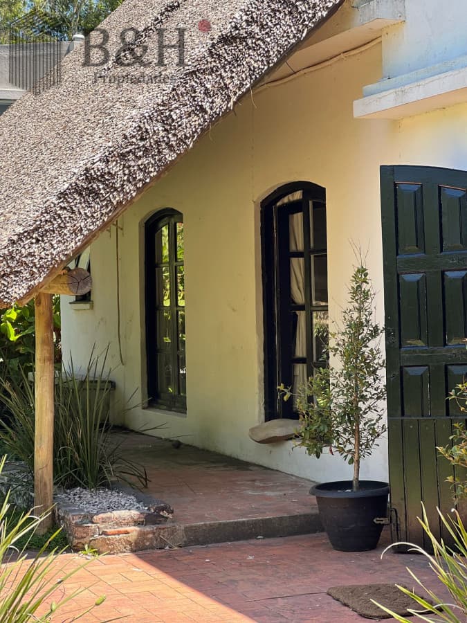 Amplia casa a la venta en Punta del Este de 6 dormitorios en el Tesoro a 200 mts de ruta 10