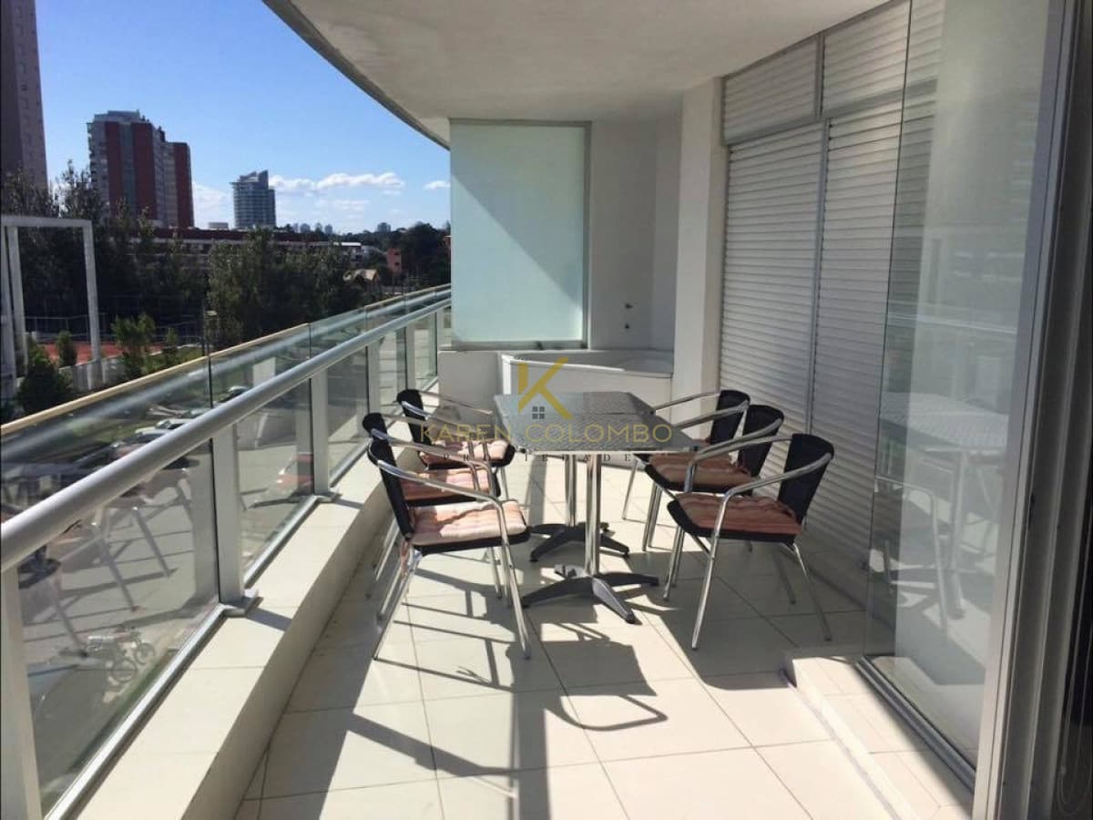 A pasos de Playa Mansa, dpto de 2 dorm + dep en Playa Mansa. Season Tower