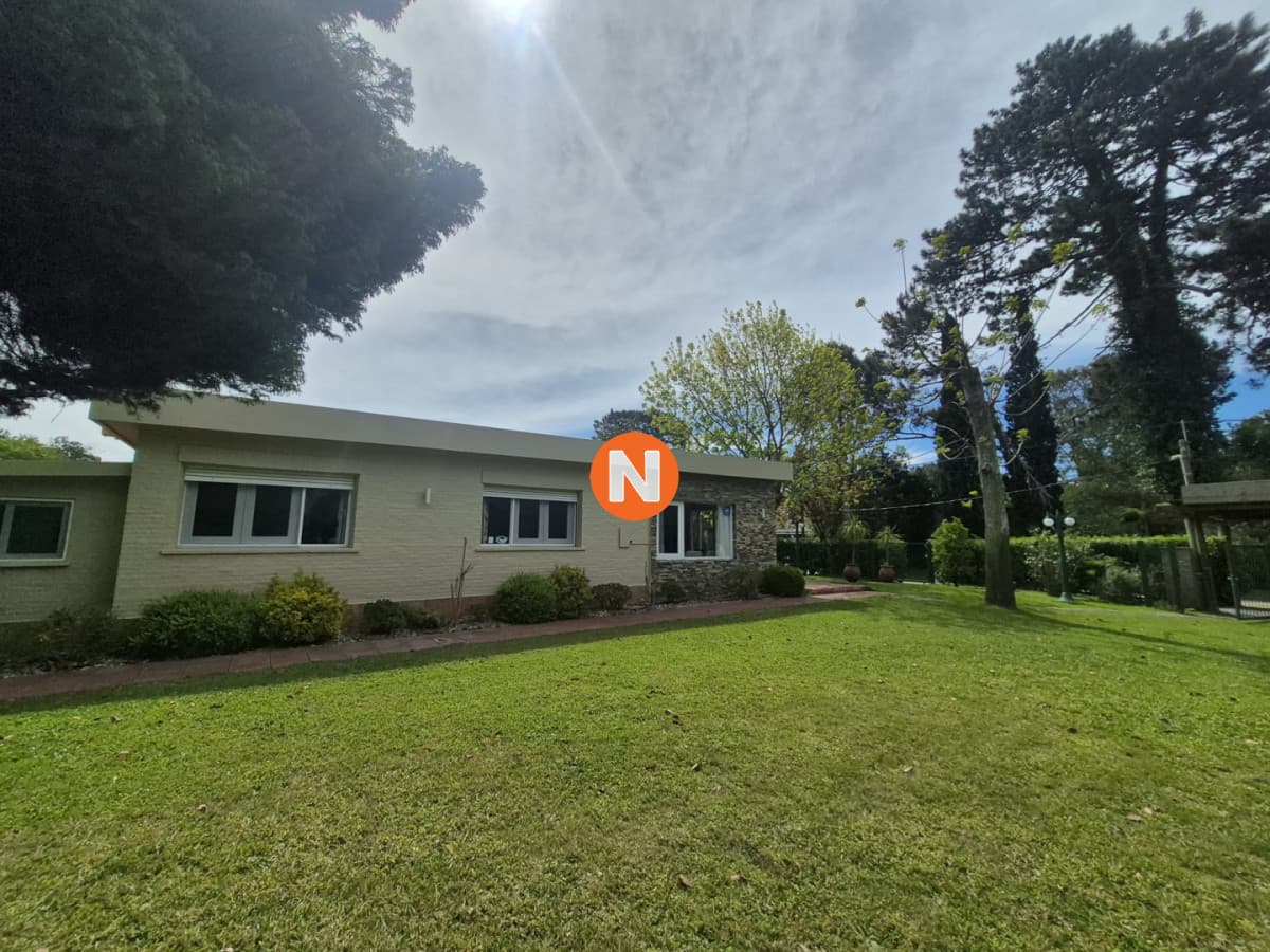 Casa de 4 dormitorios en Punta del este con 2300 mts 2 de te ...