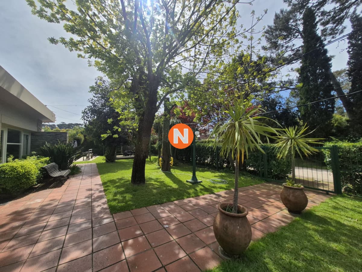 Casa de 4 dormitorios en Punta del este con 2300 mts 2 de te ...