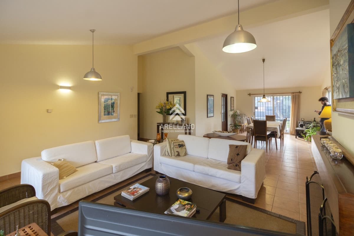 Casa ID.5386 - Venta Casa 4 dormitorios