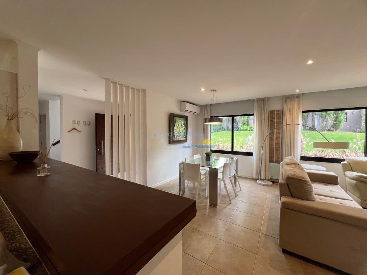 Alquiler anual y venta casa 2 dormitorios en Barrio privado - Inmobiliaria Playa del Este