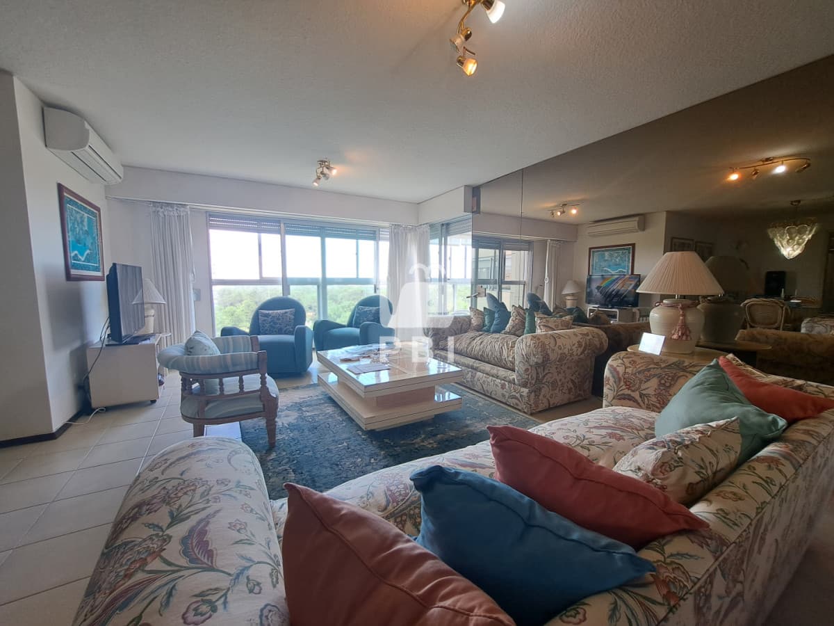 Venta de Apartamento 3 dormitorios en Avenida Roosevelt.