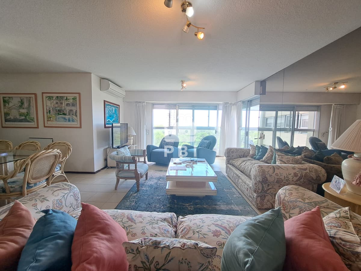 Venta de Apartamento 3 dormitorios en Avenida Roosevelt.