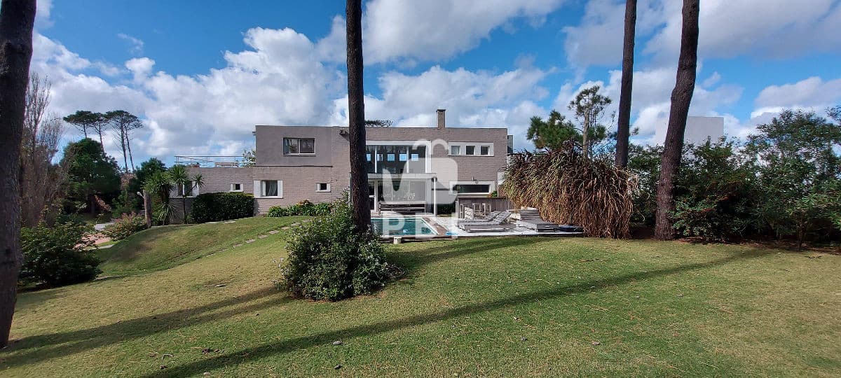 Casa 5 DORMITORIOS en Barrio privado