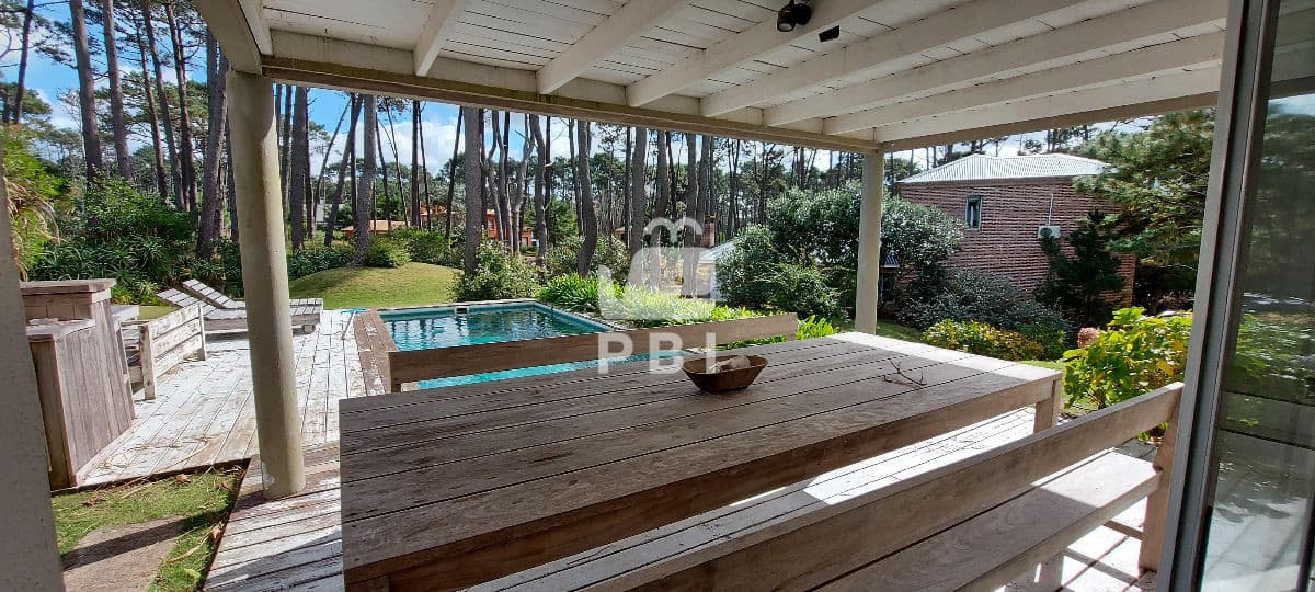 Casa 5 DORMITORIOS en Barrio privado