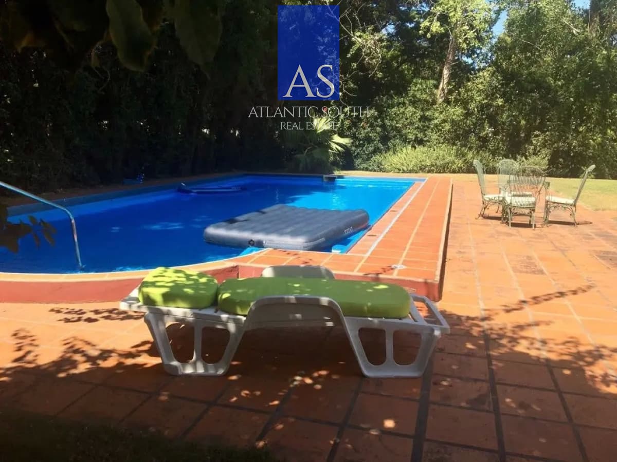 Casa 5 dormitorios cercana al mar en Playa Mansa jardín y barbacoa