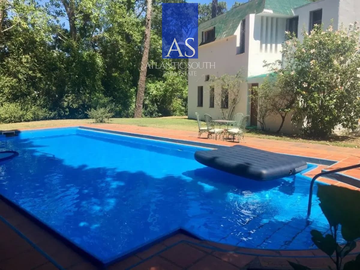 Casa 5 dormitorios cercana al mar en Playa Mansa jardín y barbacoa
