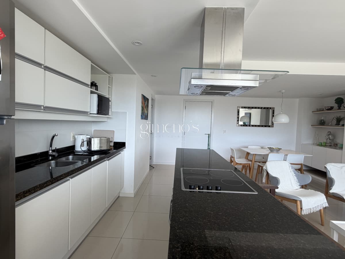 Apartamento en Venta de 3 dormitorios - Playa Brava - Punta del Este