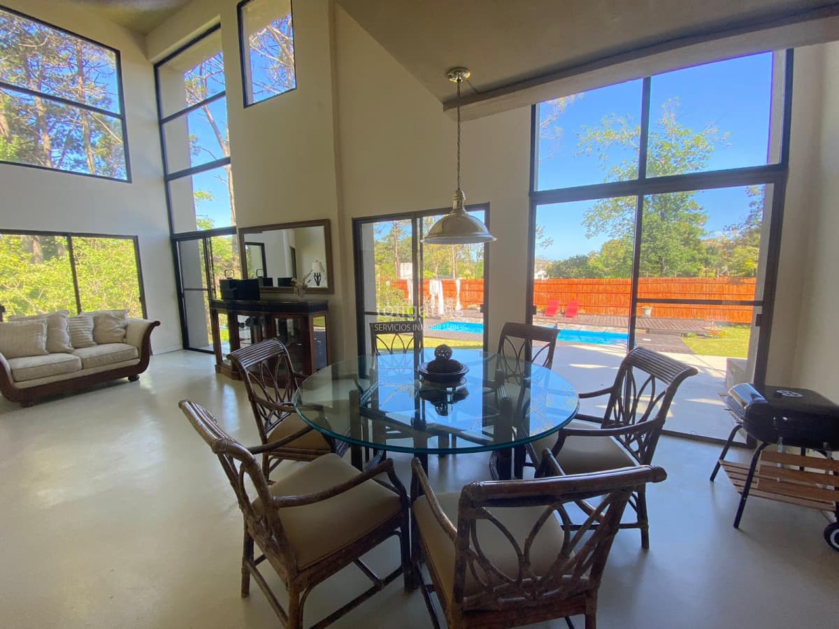 Casa en Rincón del Indio 5 dormitorios con piscina