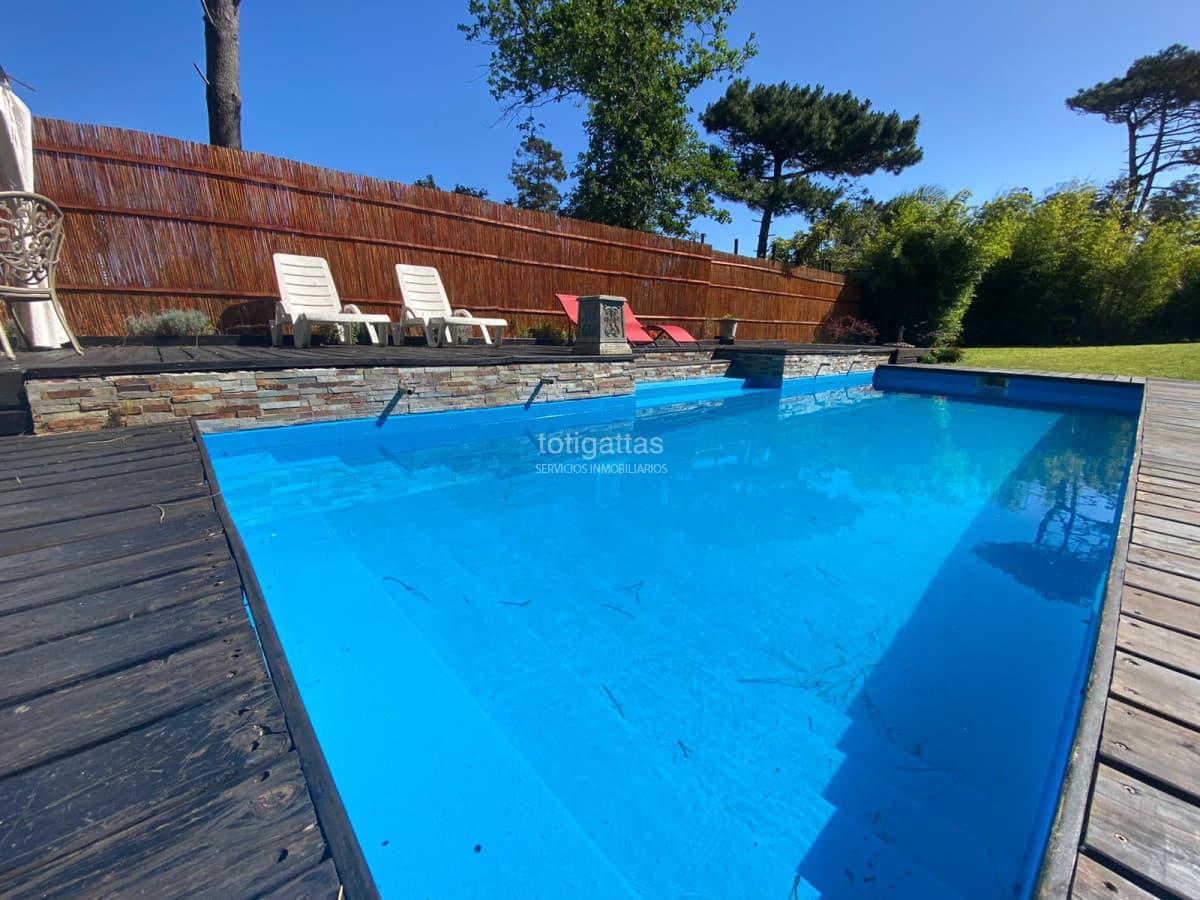 Casa en Rincón del Indio 5 dormitorios con piscina