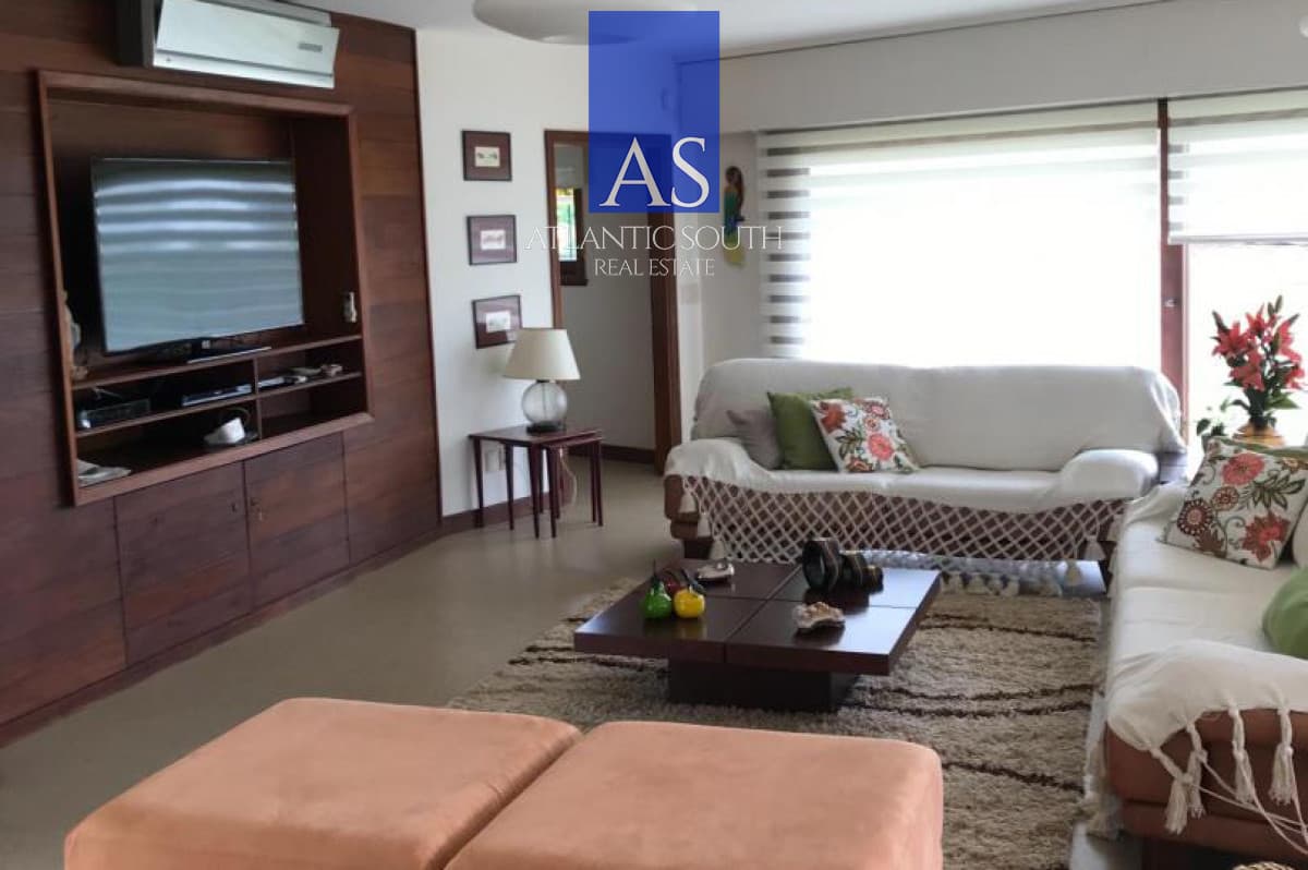 Casa de 4 dormitorios con vista al mar y piscina climatizada