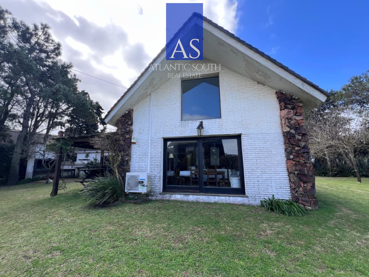 Chalet clásico 4 dormitorios con gran jardín y piscina Punta del Este
