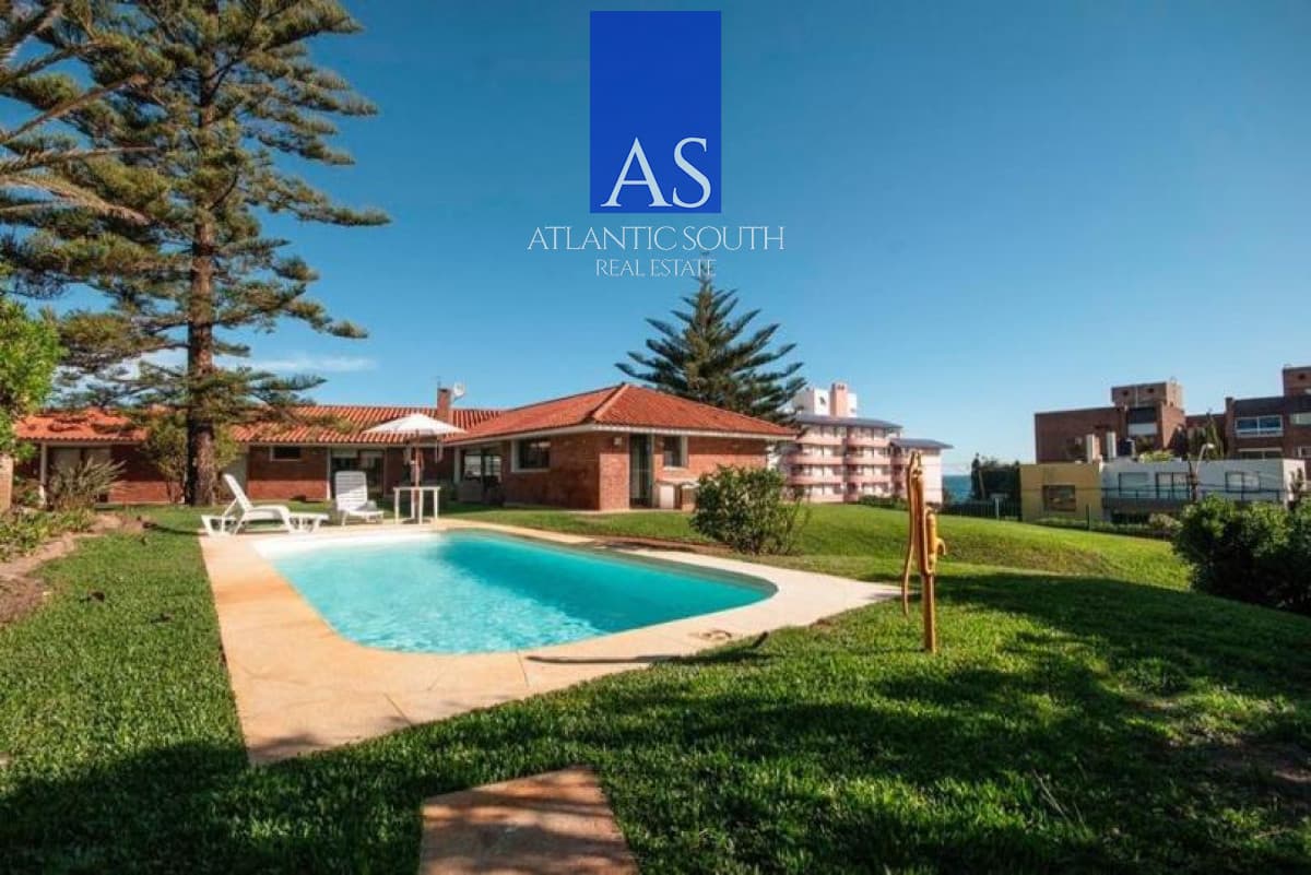 Casa de 4 dormitorios con vista al mar y piscina climatizada